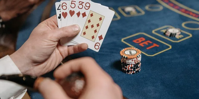 Baccarat là gì? Vì sao nó luôn thu hút người chơi?