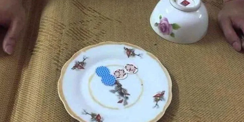 Xóc đĩa là sử dụng 4 đồng xu và một chiếc bát để xóc, sau đó người chơi phải dự đoán kết quả